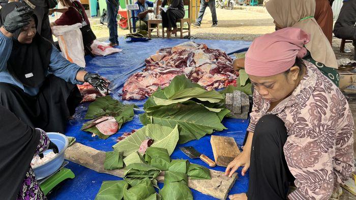 Daging Kurban Bantuan Presiden di Ciamis Dibungkus Daun Jati, Panitia Kurangi Penggunaan Plastik