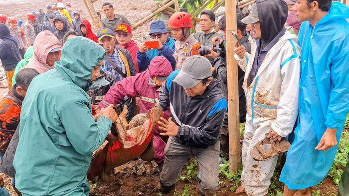 satu-korban-longsor-cisarua-KBB-ditemukan-1.jpg