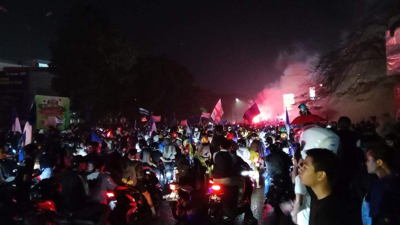 Hattrick Juara, Hujan Tak Surutkan Euforia Ribuan Bobotoh di Jatinangor Sumedang