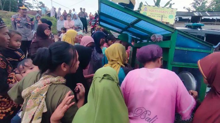 serbu-tukang-bakso-warga-terdampak-banjir-pangandaran-1.jpg