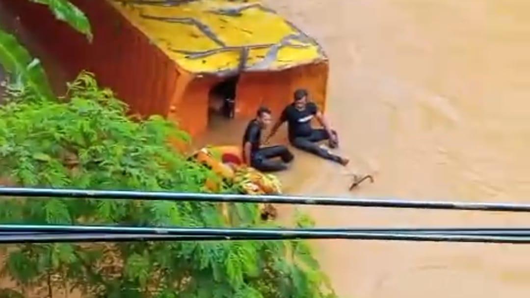 Truk Fuso Pengangkut Terjun ke Sungai Cimuntur di Cisaga Ciamis, Barang Paket Terendam