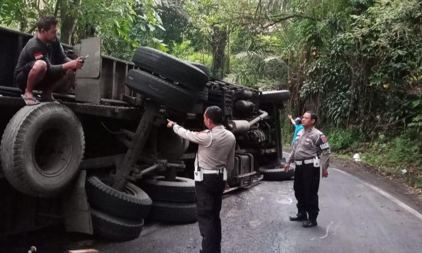 Truk Tronton Terguling di Tanjakan Baeud, Diduga Hilang Kendali