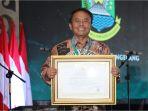 1-Penjabat-Bupati-Sumedang-Herman-Suryatman-saat-menerima-penghargaan.jpg