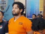 Ammar-Zoni-yang-terlihat-tak-menundukkan-wajah-saat-dirilis-karena-kasus-narkotika.jpg