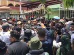 BREAKINGNEWS-Warga-Geruduk-Plen.jpg