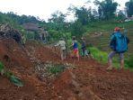 Babinsa-dan-warga-gotong-royong.jpg
