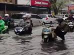 Banjir-di-Jalan-Margacinta-kota-bandung-1.jpg