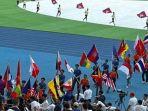Bendera-Indonesia-yang-dibawa-para-penari-dikibarkan-secara-terbalik.jpg