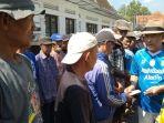 Bos-Persib-Bandung-Umuh-Muchtar-bersedekah-di-hari-Jumat-2162024-1.jpg