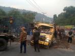 EVAKUASI-TRUK-tabrakan-di-jalur-gentong-2372025-1.jpg