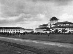 Gouvernements-Bedrijven-GB-yang-saat-ini-dikenal-dengan-Gedung-Sate-di-Bandung.jpg