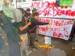 HMI-Tasikmalaya-aksi-tabur-bunga-didepan-Gerbang-Pemkab-Tasikmalaya-Jumat-2382024.jpg