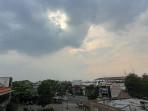 Ilustrasi-cuaca-mendung-awan-hitam-kota-bandung-07102025-1.jpg