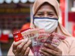 Ilustrasi-menerima-uang-bantuan-sosial-atau-Bansos-BPNT.jpg