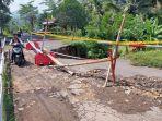 Kampung-Cihonje-jalan-longsor-terputus-kabupaten-TAsikmalaya-1.jpg