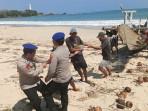 Kapal-nelayan-tenggelam-di-perairan-Santolo-Garut-782025-1.jpg