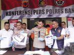 Kapolres-Banjar-memperlihatkan-bukti-moderator-situs-judi-online.jpg