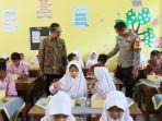 Kebahagiaan-wajah-para-siswa-di-SDN-2-Kadupandak-ciamis.jpg