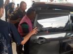 Kejari-Kabupaten-Tasikmalaya-ketika-bawa-tersangka-pupuk-bersubsidi-2102025-1.jpg