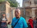 Kuli-panggul-yang-membantu-mengangkut-barang-barang-ayah-Tiko.jpg