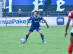 Marc-Klok-dengan-ban-kapten-melingkar-di-lengannya-saat-pertandingan-Persib-Bandung-vs-Madura-United.jpg