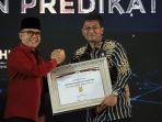 Menpan-RB-Azwar-Anas-menyerahkan-langsung-penghargaan.jpg