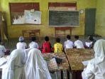Murid-SDN-Tamanggung-Belajar-Lesehan.jpg
