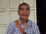 Pemilik-toko-Cirebon-Tatang-ketika-memberikan.jpg