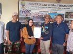 Perwakilan-warga-dan-Ferawati-di-Kantor-Desa-Cinanjung-Sumedang-buang-sampah-sembarangan-1.jpg