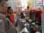Petugas-Inafis-Polres-Tasikmalaya-Kota-di-TKP-minimarket-2.jpg