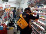 Petugas-Inafis-Polres-Tasikmalaya-Kota-olah-TKP-minimarket-dibobol-maling-3.jpg