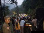 Petugas-Satpol-PP-Kabupaten-Tasikmalaya-ikut-membantu-evakuasi-truk-di-tanjakan-bohong.jpg