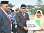 Pj-Bupati-Sumedang-Yudia-Ramli-menyerahkan-bantuan-kepada-6-orang.jpg