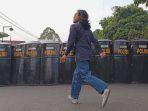 Polisi-melakukan-penjagaan-ketat-di-Jalan-Patriot-DPRD-Garut-2382024-sore.jpg