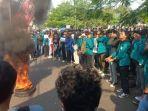 Ratusan-mahasiswa-aksi-di-DPRD-Sumedang-putusan-MK.jpg
