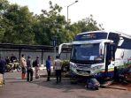 Sebuah-bus-pariwisata-nyungsep-di-taman-depan-Kampus-ITB-Jatinangor-Sumedang-1.jpg