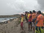 Sedang-aktivitas-surfing-seorang-warga-asal-Cilacap-Jawa-Te.jpg