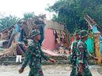 Sejumlah-anggota-TNI-melintasi-bangunan-rumah-yang-ambruk.jpg