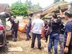 Sejumlah-polisi-membawa-jenazah-terduga-korban-pembunuhan.jpg