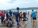 Suasana-kunjungan-wisata-momen-pertama-libur-lebaran-di-Pantai-Barat-Pangandaran.jpg