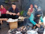 TB-Hasanuddin-dengan-pedagang-serabi.jpg