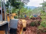 Tanah-longsor-terjadi-di-Jalan-Curug-Cinulang-cicalengka-2102025.jpg