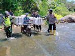 Tim-Gabungan-Seberangi-sungai.jpg