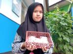 Valentina-Rosa-Panjaitan-siswi-smkn-penjual-moci-30102025-1.jpg