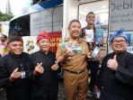 Wali-Kota-Bandung-Yana-Mulyana-memperlihatkan-uang-baru.jpg