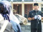 Wali-Kota-Bandung-Yana-Mulyana-saat-melantik-pejabat.jpg