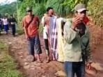 Warga-Cianjur-Jawa-Barat-menandu-jenazah-sejauh-16-kilometer-untuk-diantarkan-ke-rumah-duka.jpg