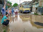 Warga-melaksanakan-aksi-mancing-bersama-di-jalan-rusak.jpg