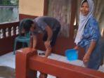 Warga-membersihkan-teras-rumah.jpg