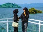 Wisatawan-berfoto-di-wahana-Glass-Deck-Tanjung-Duriat-tempat-wisata-yang-lagi-hits-di-Sumedang.jpg
